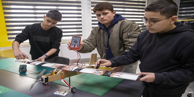 Gençlerden Büyük Başarı, Uçak Kanatları Elektrik Üretecek